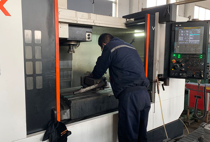 Laboristoj produktas altajn precizajn CNC -partojn