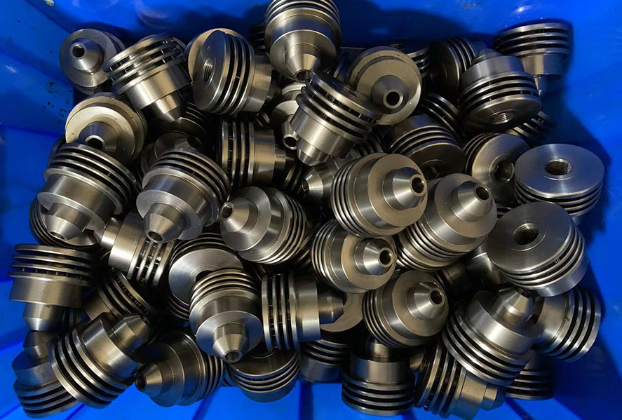 Preciza CNC -turnanta maŝinado